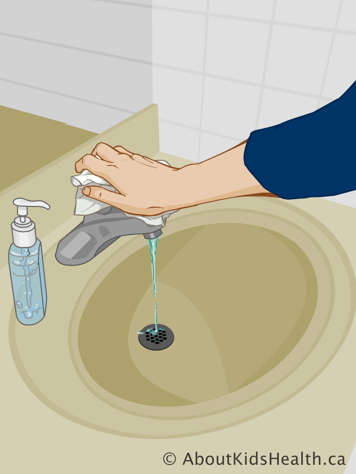 Utilisant une serviette pour fermer le robinet  