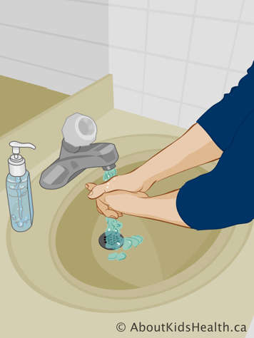 Mouillant les mains sous un robinet