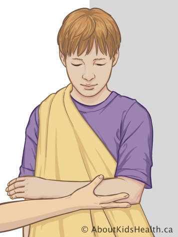 Plaçant le bras blessé de l'enfant au-dessus du bandage drapé sur son épaule non-blessé