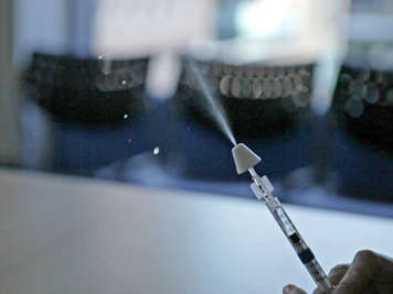 Syringe expelling medication as a mist