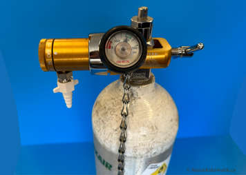 An oxygen tank with a gauge connected to the top