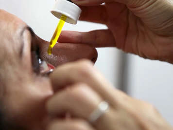 L'ophtalmologue dépose des gouttes d'un médicament dans les yeux pour dilater les pupilles