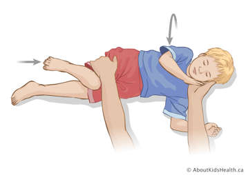 Enfant étendu sur son côté lorsque le soignant tient sa cuisse et sa joue pour rouler l’enfant